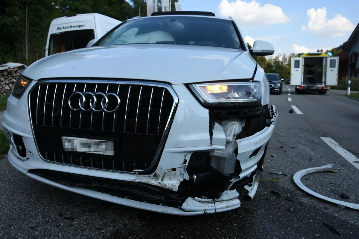 Brunnadern SG - Motorrad stürzt und schliddert in Auto