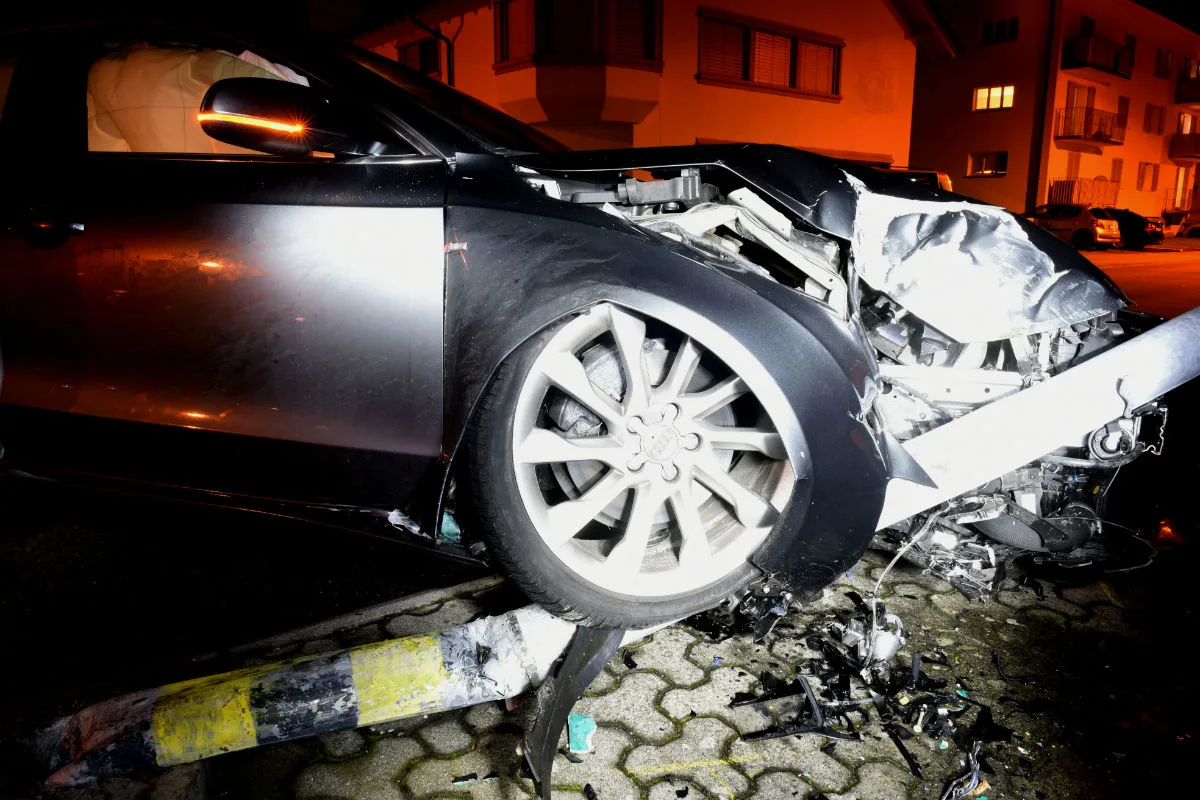 Hochdorf LU - Mit Auto in Strassenbeleuchtung gefahren