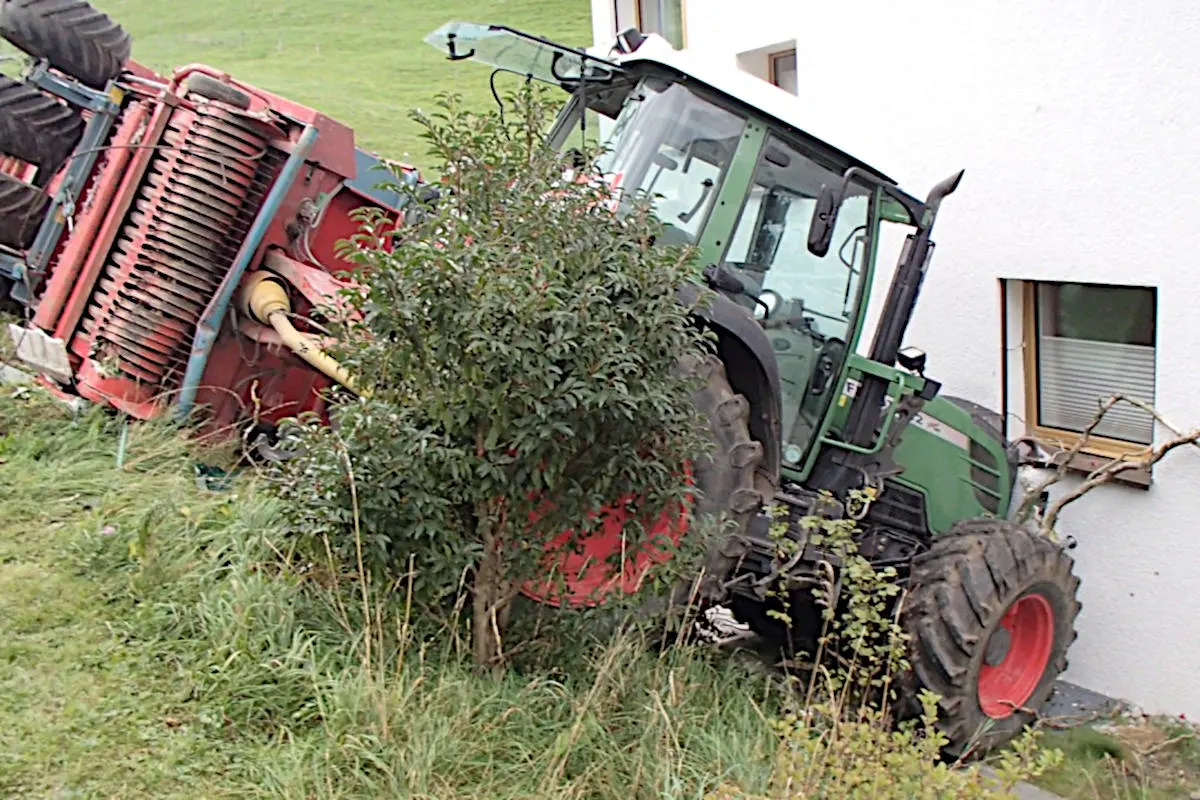 Wettingen AG - Traktor in Einfamilienhaus geprallt