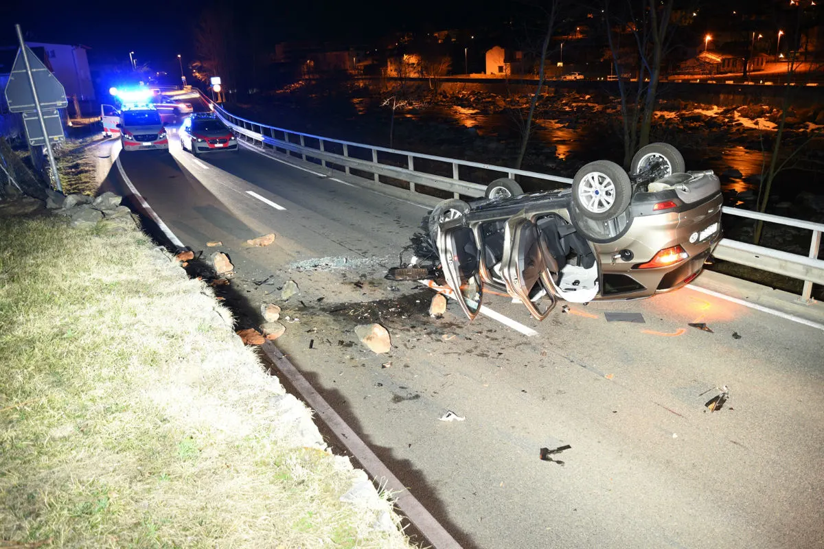 Roveredo GR - Zwei Personen bei Selbstunfall verletzt