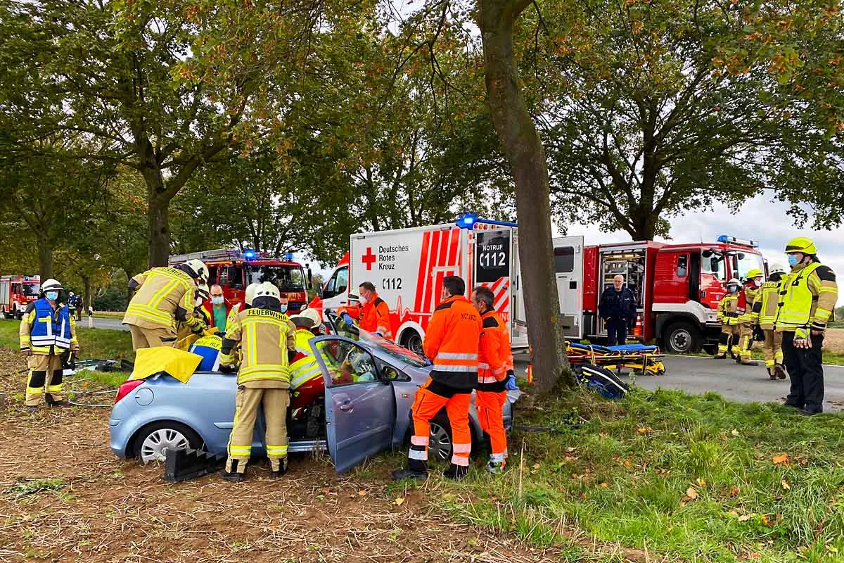 Heftiger Crash in Rheurdt - Feuerwehr befreit Mann aus Unfallwagen
