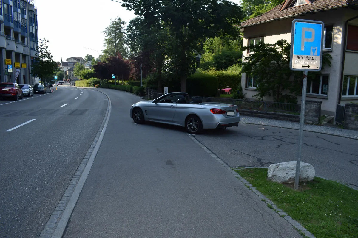 Herisau AR - Kollision zwischen Auto und Fussgängerin