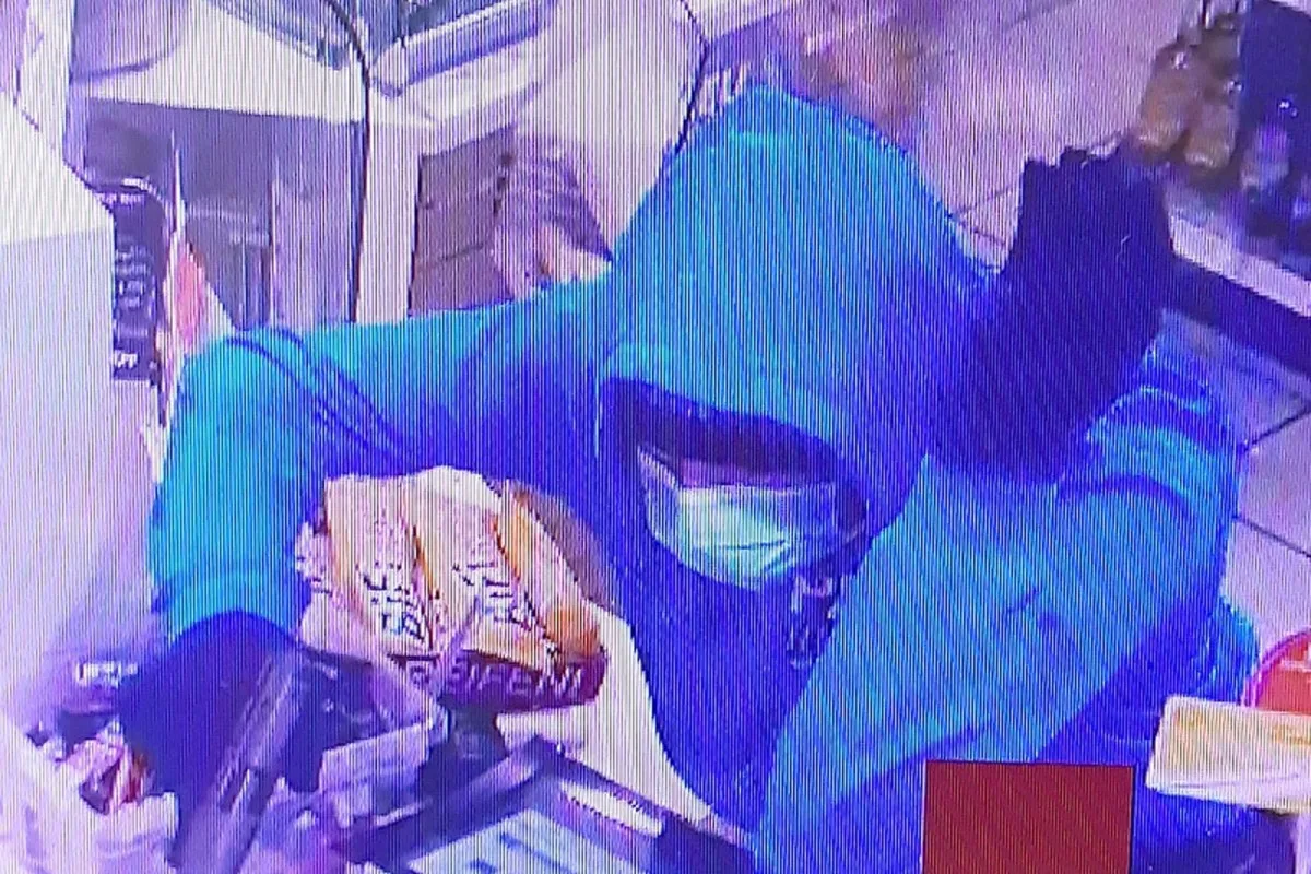 Mülheim a.d. Ruhr -  Tankstellenraub mit Schusswaffe - Polizei fahndet nun mit Lichtbildern nach dem Tatverdächtigen