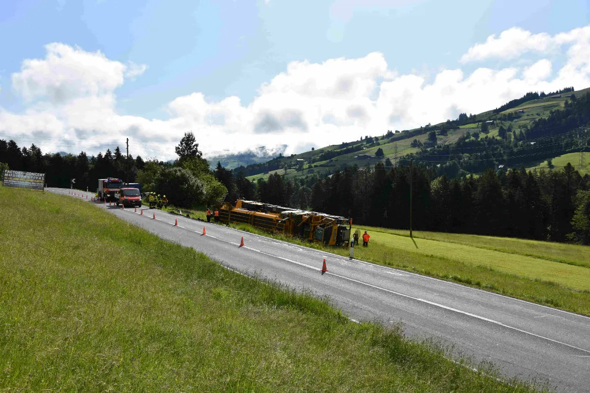 Ricken SG -  96-Tonnnen-Pneukran umgekippt