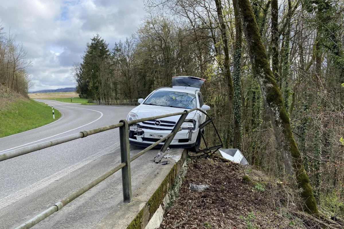 Selbstunfall in Tegerfelden AG - Drift-Versuch endet für 19-Jährigen im Geländer mit Totalschaden