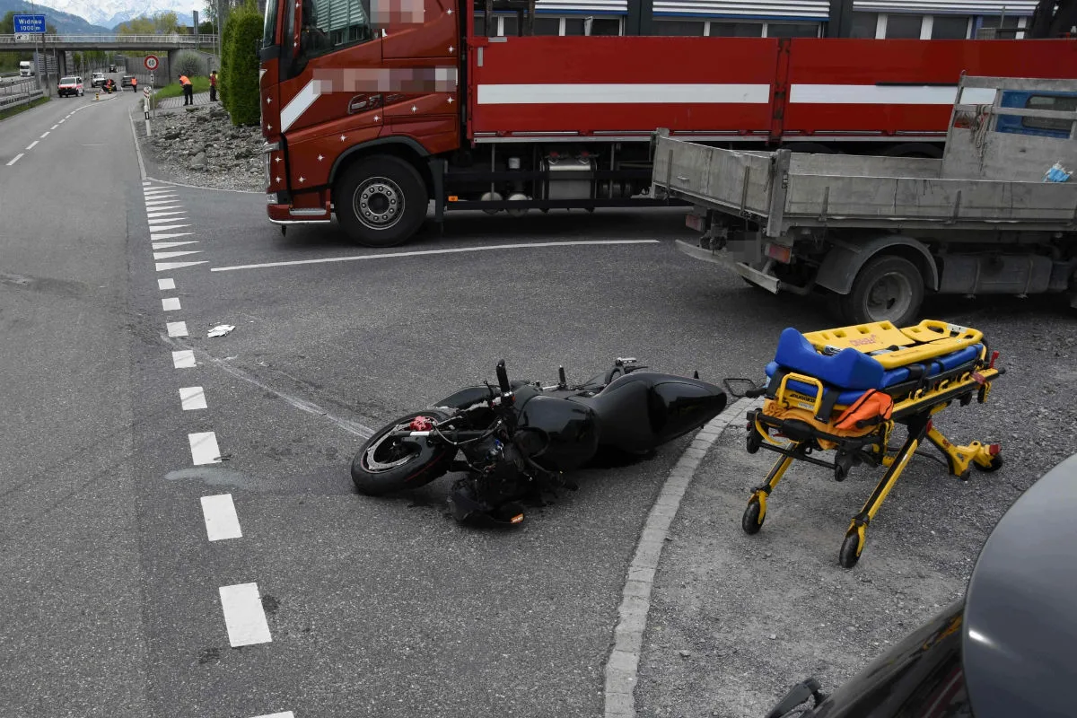 Widnau SG - Lieferwagen prallt in Motorrad