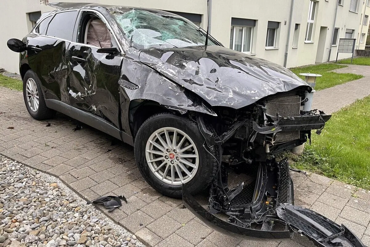 Safenwil AG - 28-Jähriger verunfallt spektakulär 