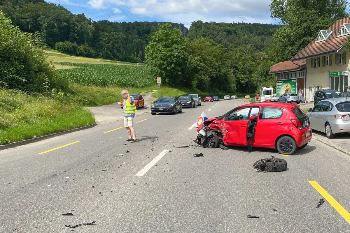 Zwingen BL - Frontalkollision fordert mehrere Verletzte 