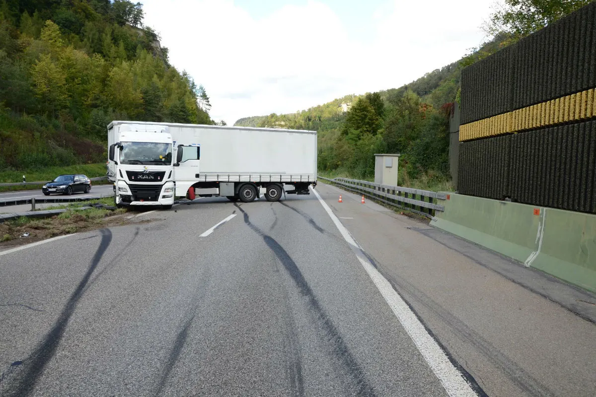 A2/Eptingen BL - Sattelschlepper baut Unfall und sorgt für Stau 