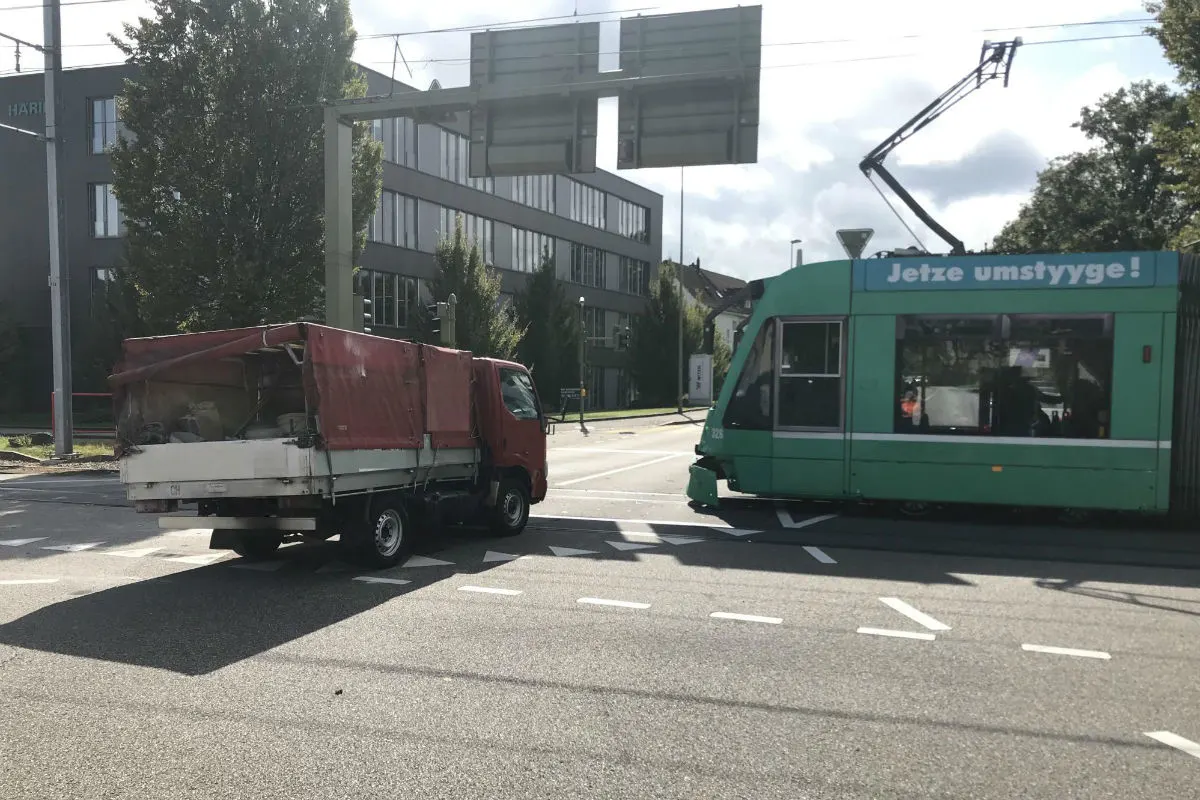 Muttenz BL - Lieferwagen kollidiert mit Tram