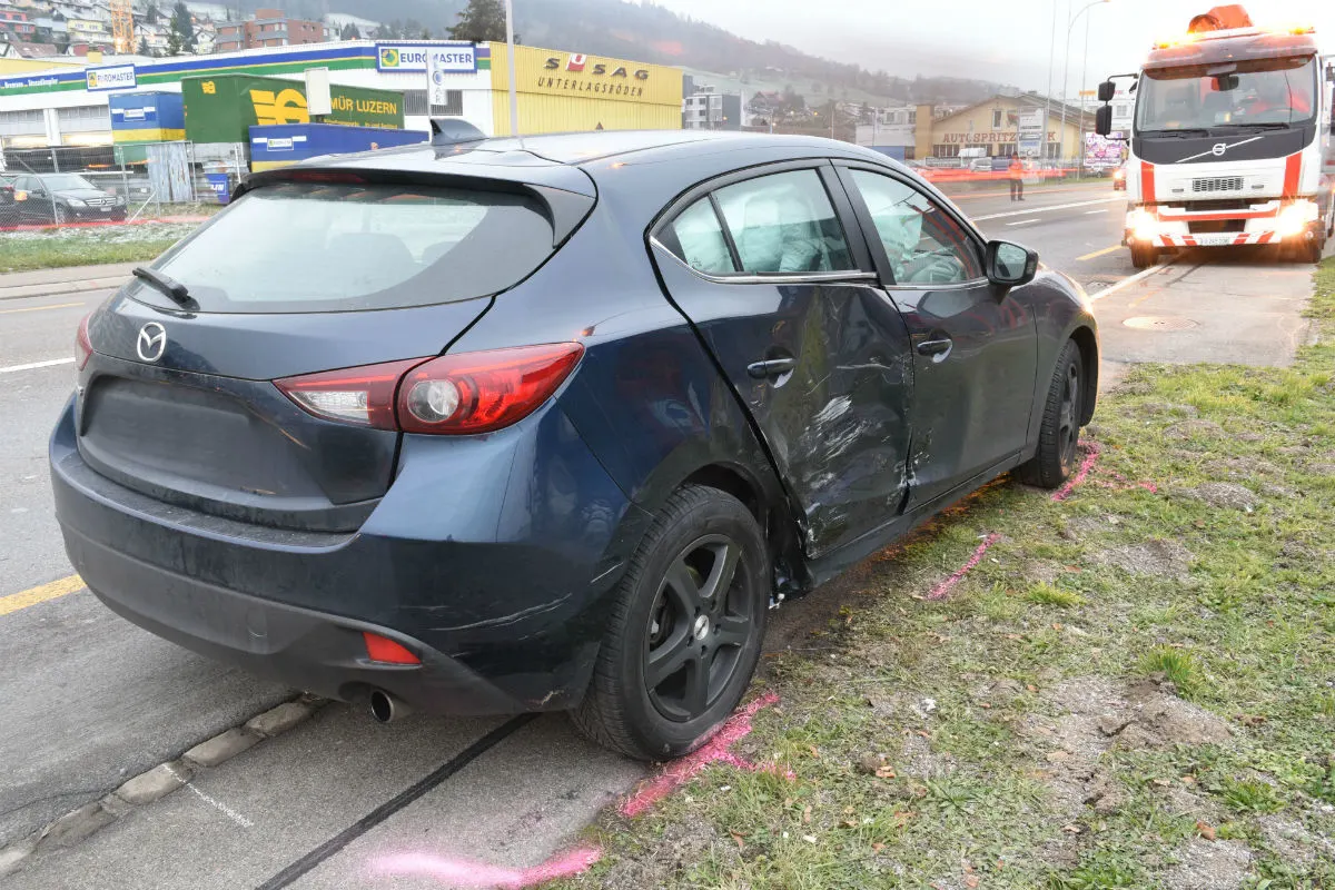 Dierikon LU - Kollision zwischen zwei Autos – zwei Personen verletzt