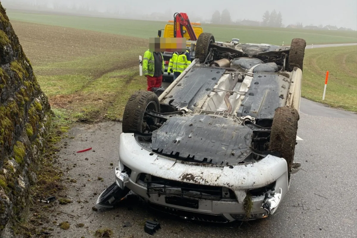 Lommiswil SO - Skoda überschlägt sich und landet auf dem Dach