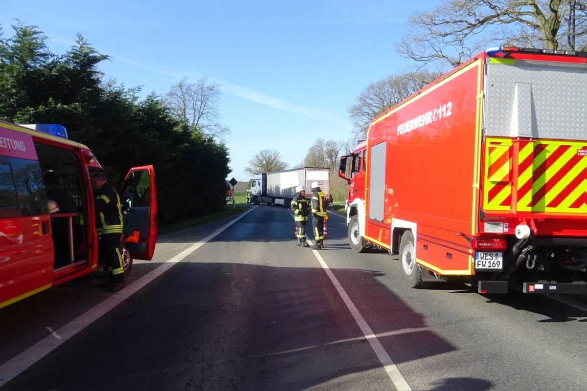 Sonsbeck – Kleintransporter kippt nach Unfall mit Lkw