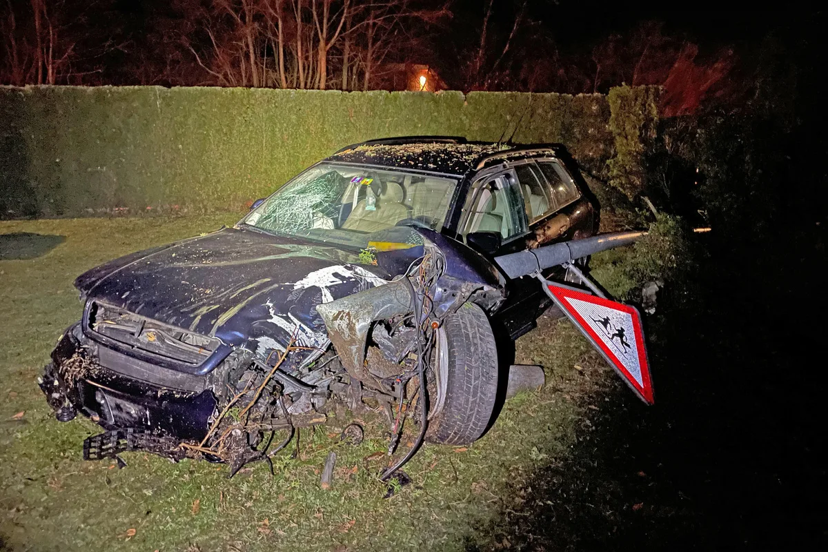 Affeltrangen TG - Betrunken gegen Kandelaber und Hecke geprallt 