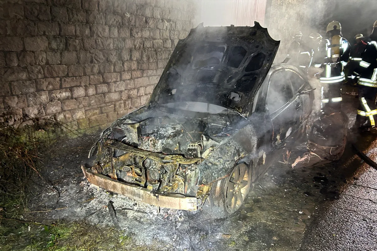 Wolfstein RP – Mercedes gerät beim Laden der Batterie in Brand