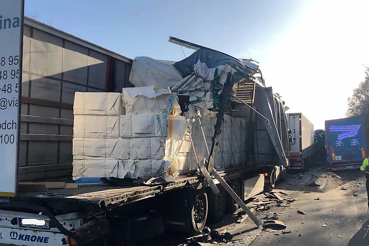 Horror-Unfall mit drei Lkw bei Ascheberg - Richtungsfahrbahn Dortmund gesperrt