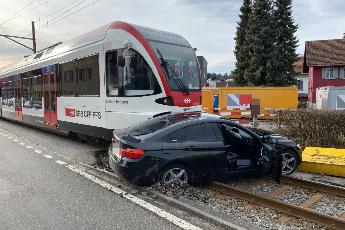 Seon AG - BMW kollidiert mit Zug