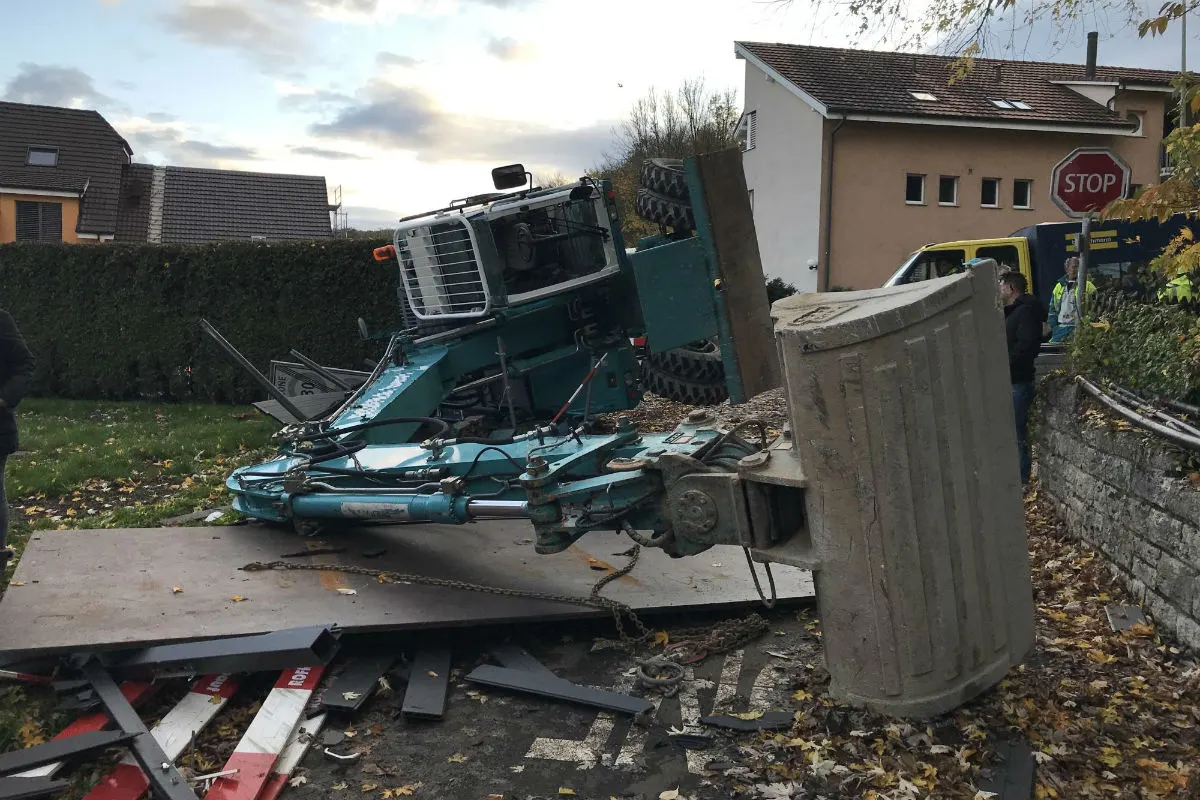 Laufen BL - Bagger bei Strassenarbeiten umgekippt 