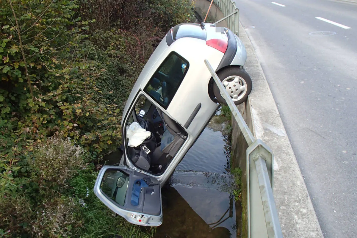 Schmiedrued AG - Auto in Bach gefahren