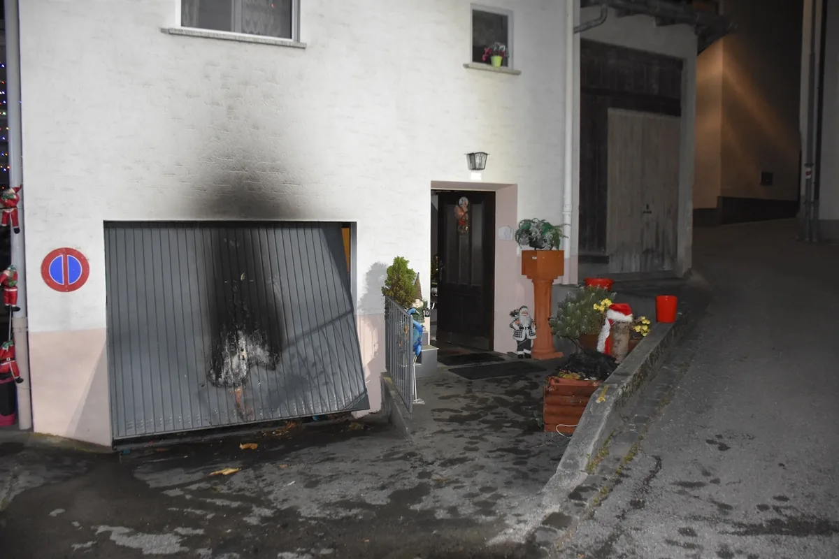 Campascio GR – Kerze in einem Krippenhaus löst Brand aus 