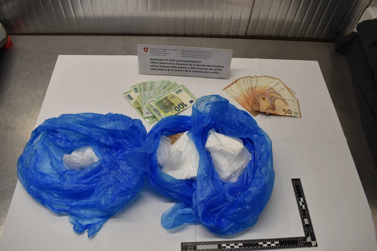 Mendrisiotto TI - Ein Kilo Kokain und mehrere tausend Euro im Auto versteckt