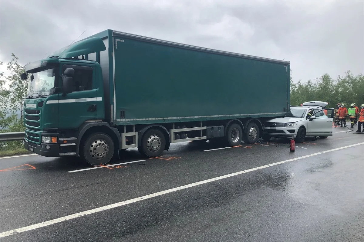 Trin GR -  Personenwagen kollidiert mit Lastwagen - Frau verletzt