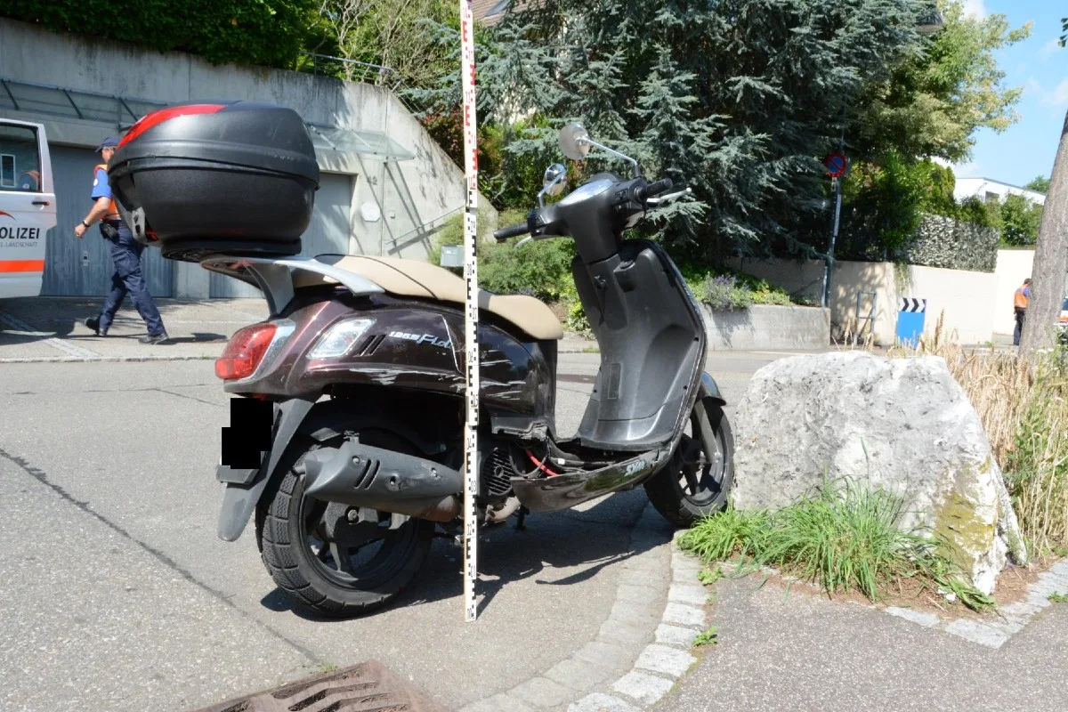 Unfall gestern in Reinach BL - Rollerfahrer stürzt wegen Randstein und verletzt sich schwer