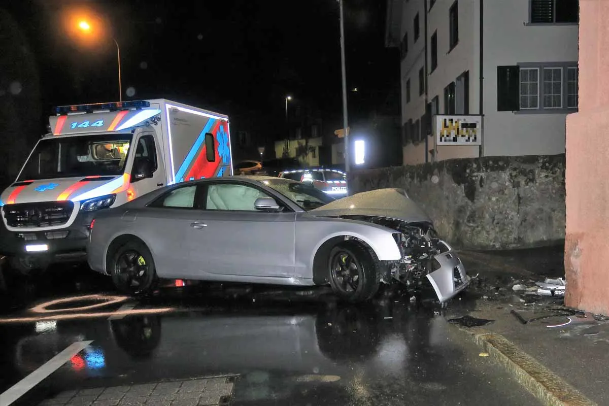 Bilten GL - Mann verliert Kontrolle über sein Auto und kracht in Hausmauer