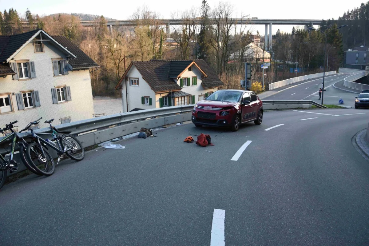 St. Josefen SG - Velofahrer mit Auto kollidiert
