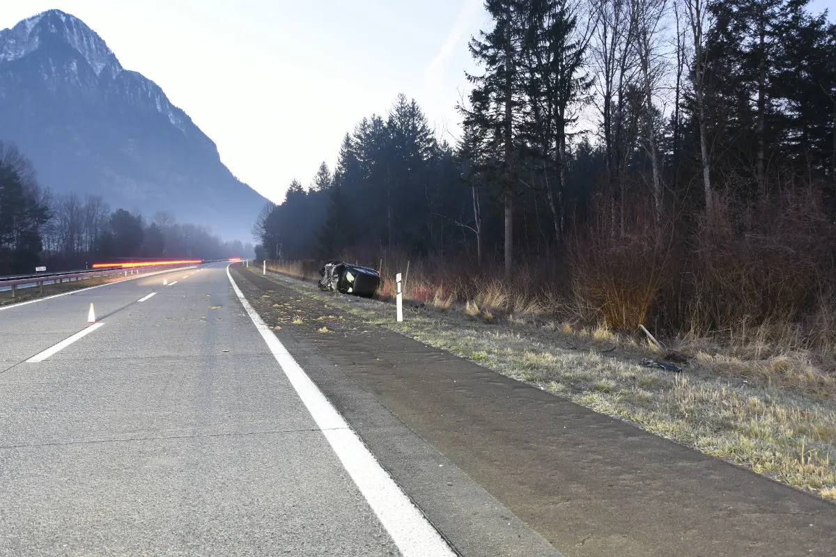 Weite SG - Abgelenkte 18-Jährige baut Selbstunfall auf der Autobahn