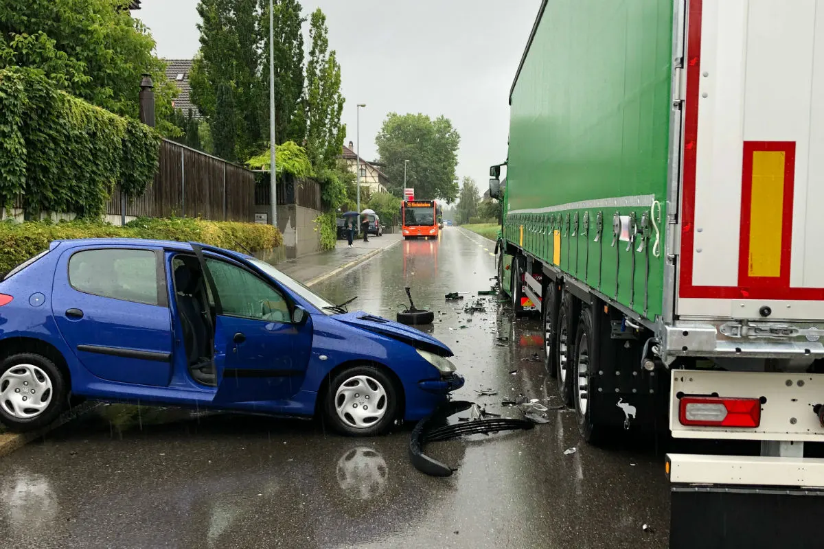 Münchenbuchsee BE - Lastwagen und Auto kollidiert