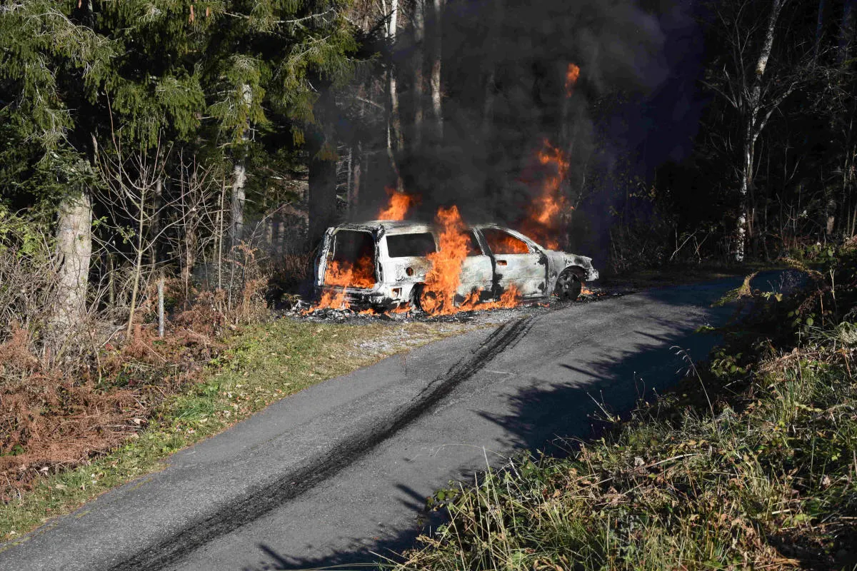 Feuer in Rufi SG – Auto in Vollbrand geraten