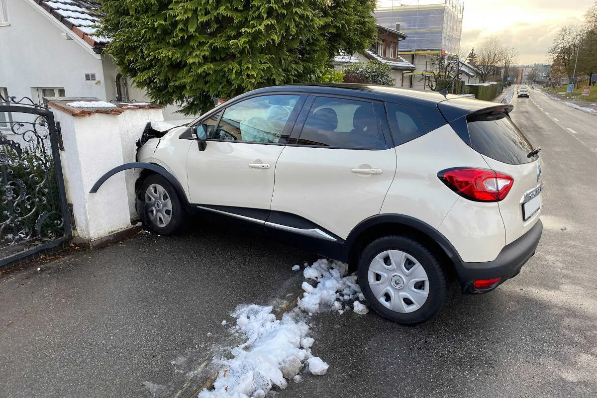 Steinhausen ZG – Aus dem Parkplatz in die Mauer