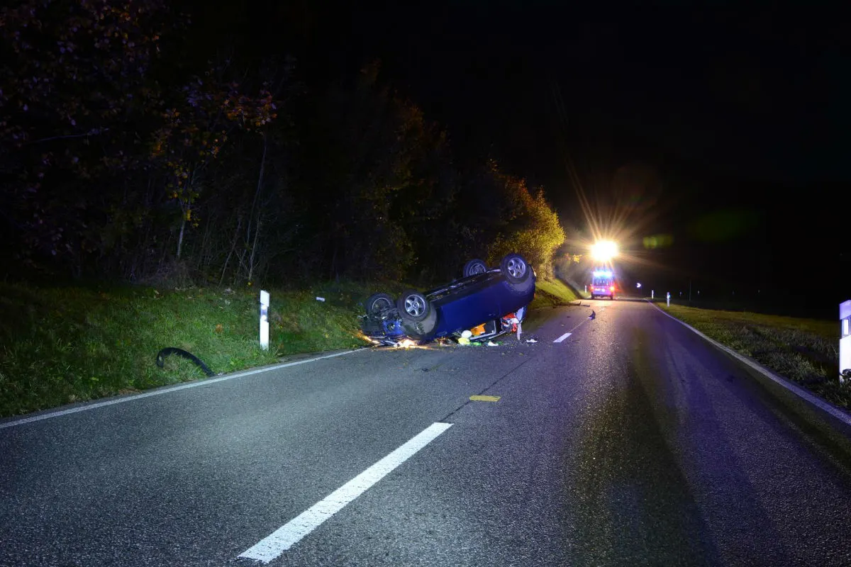 Läufelfingen BL - Alkoholisierter Autolenker verursacht Selbstunfall