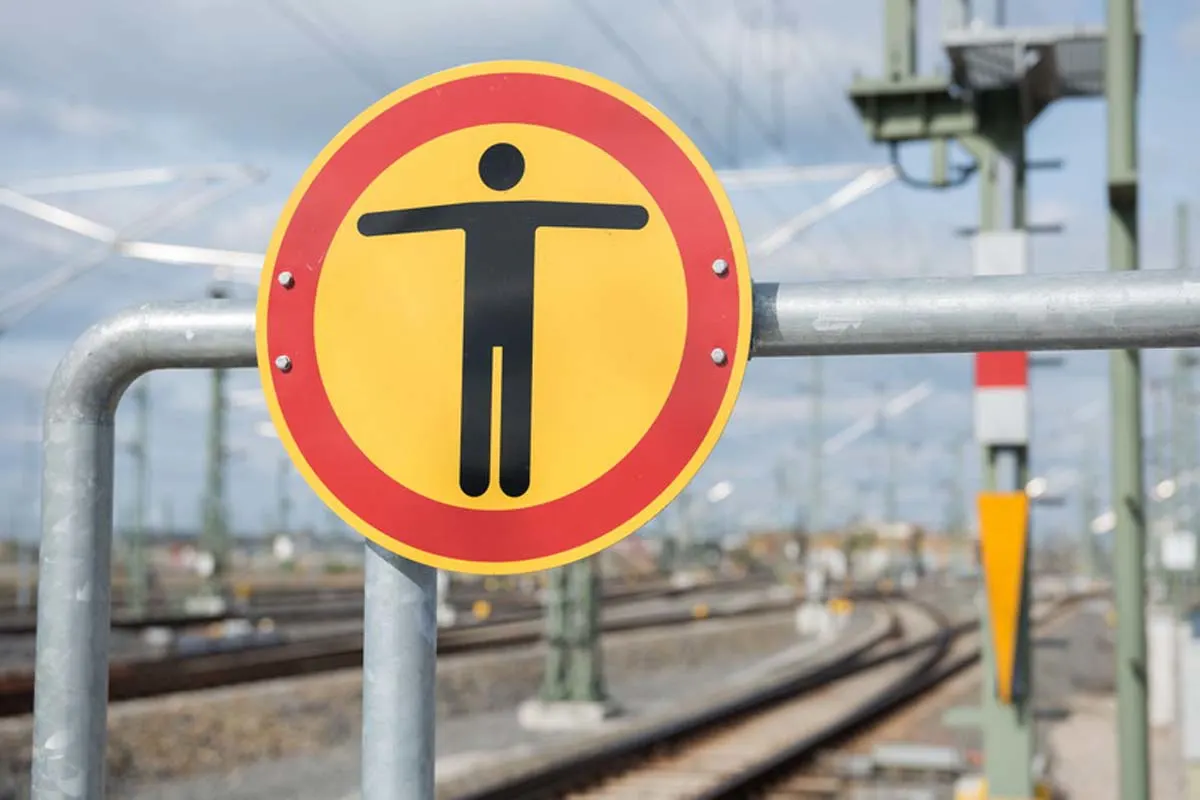 Güterzug in Gießen gestoppt -  Person ausgebreiteten Armen auf den Gleisen