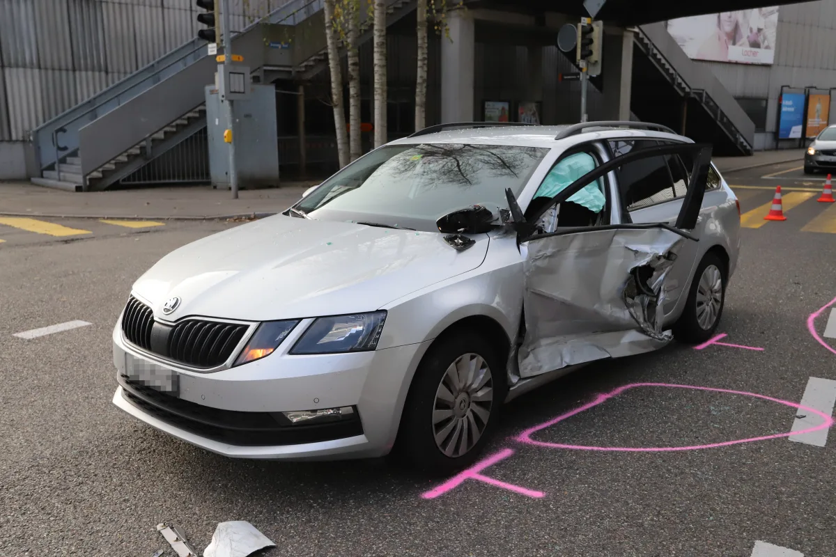 Stadt St. Gallen - Personenwagen streift Lastwagen
