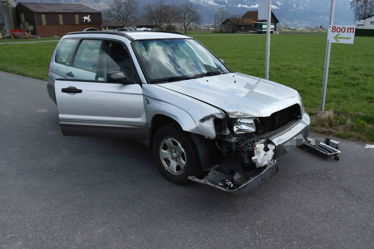 Sevelen SG - Auto nach Kollision überschlagen