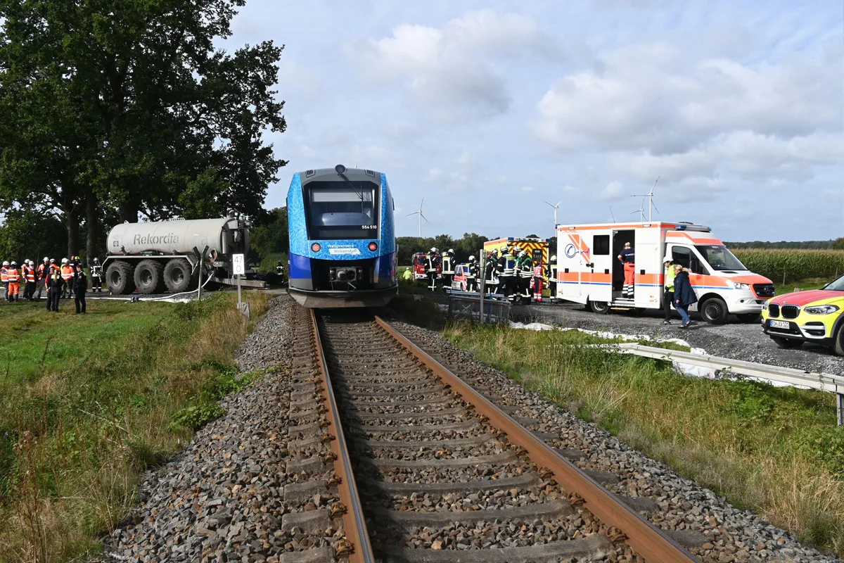 Kutenholz NI – Traktorfahrer nach Unfall mit Zug schwer verletzt – Zug entgleist