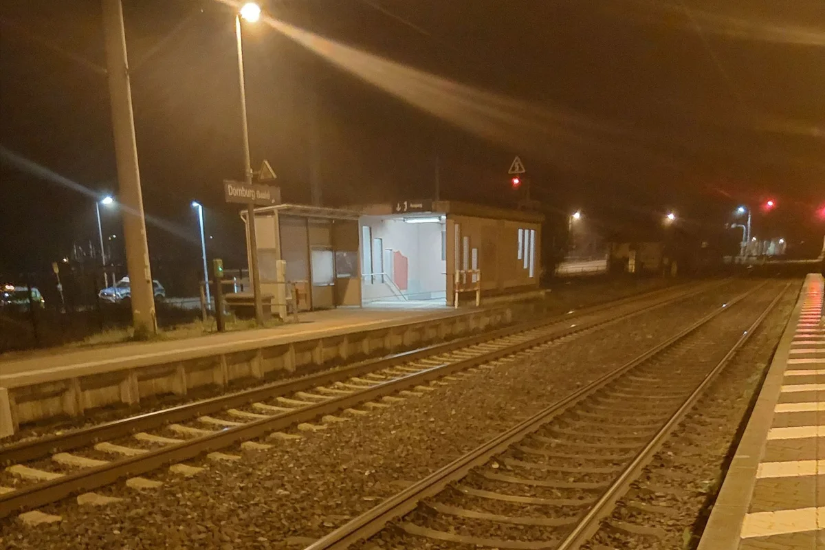 Dornburg – Jugendliche legen Steine auf Gleise