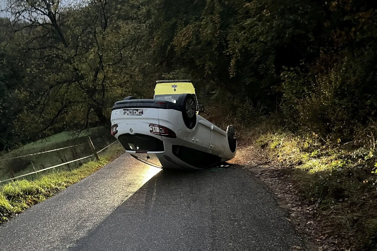 Arlesheim BL - Fahrzeug nach Selbstunfall auf dem Dach