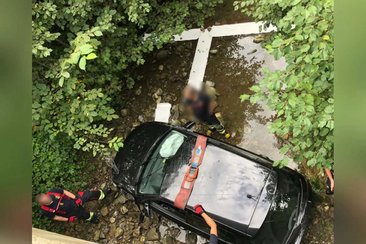 A12 Semsales FR – Am Steuer eingeschlafen und in Bach gelandet