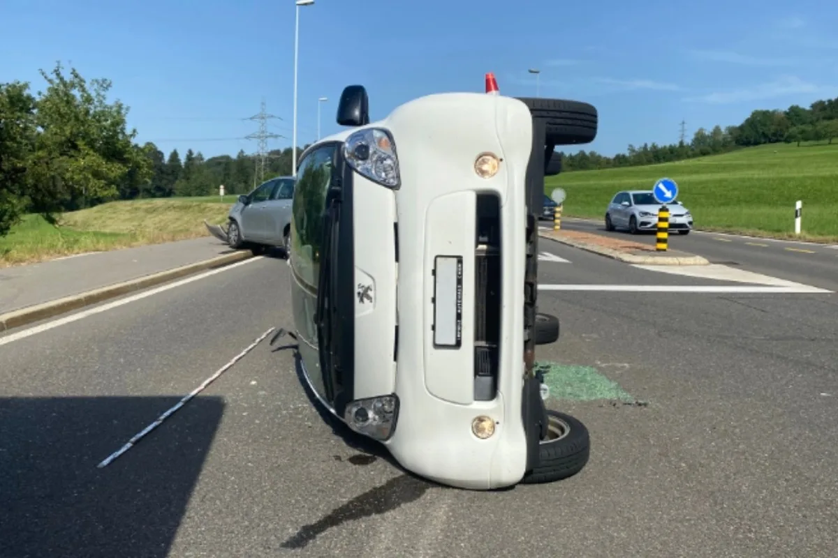 Baar ZG - Zusammenprall endet in Seitenlage