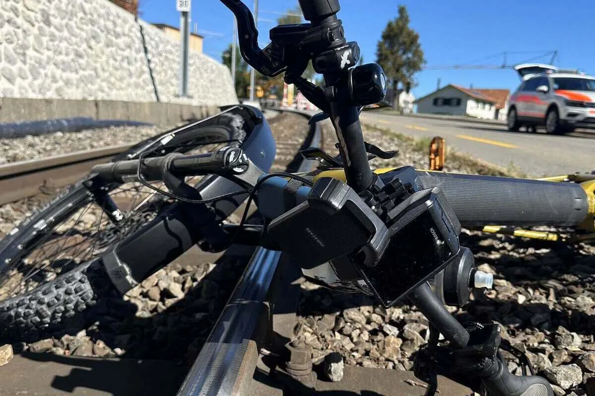 Speicher AR - E-Biker landet bei Unfall auf Gleisen