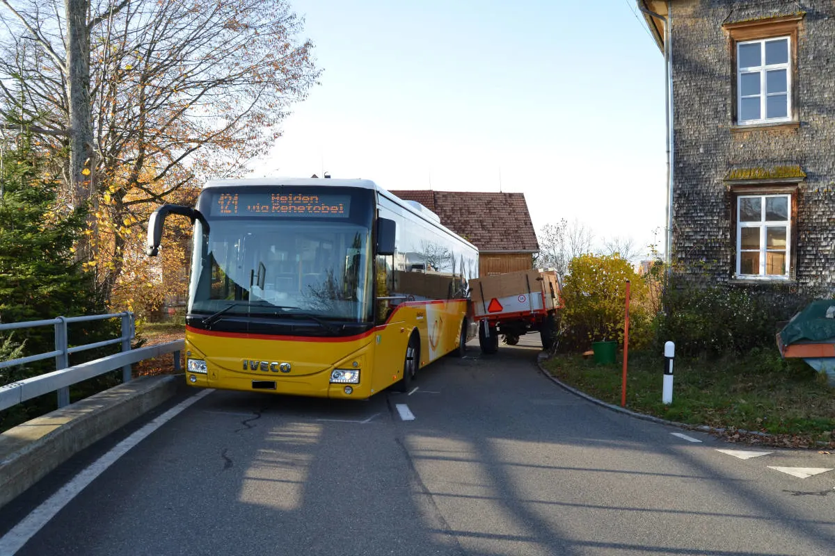 Verkehrsunfall in Rehetobel AR – Kollision zwischen Postauto und Motorkarren
