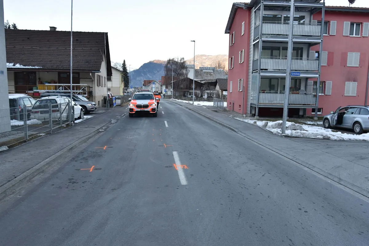 Thusis GR – Kind läuft auf Strasse und wird von Auto erfasst