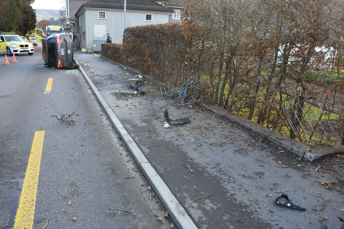 Wattwil SG - Auto infolge Sekundenschlafs auf die Seite gekippt