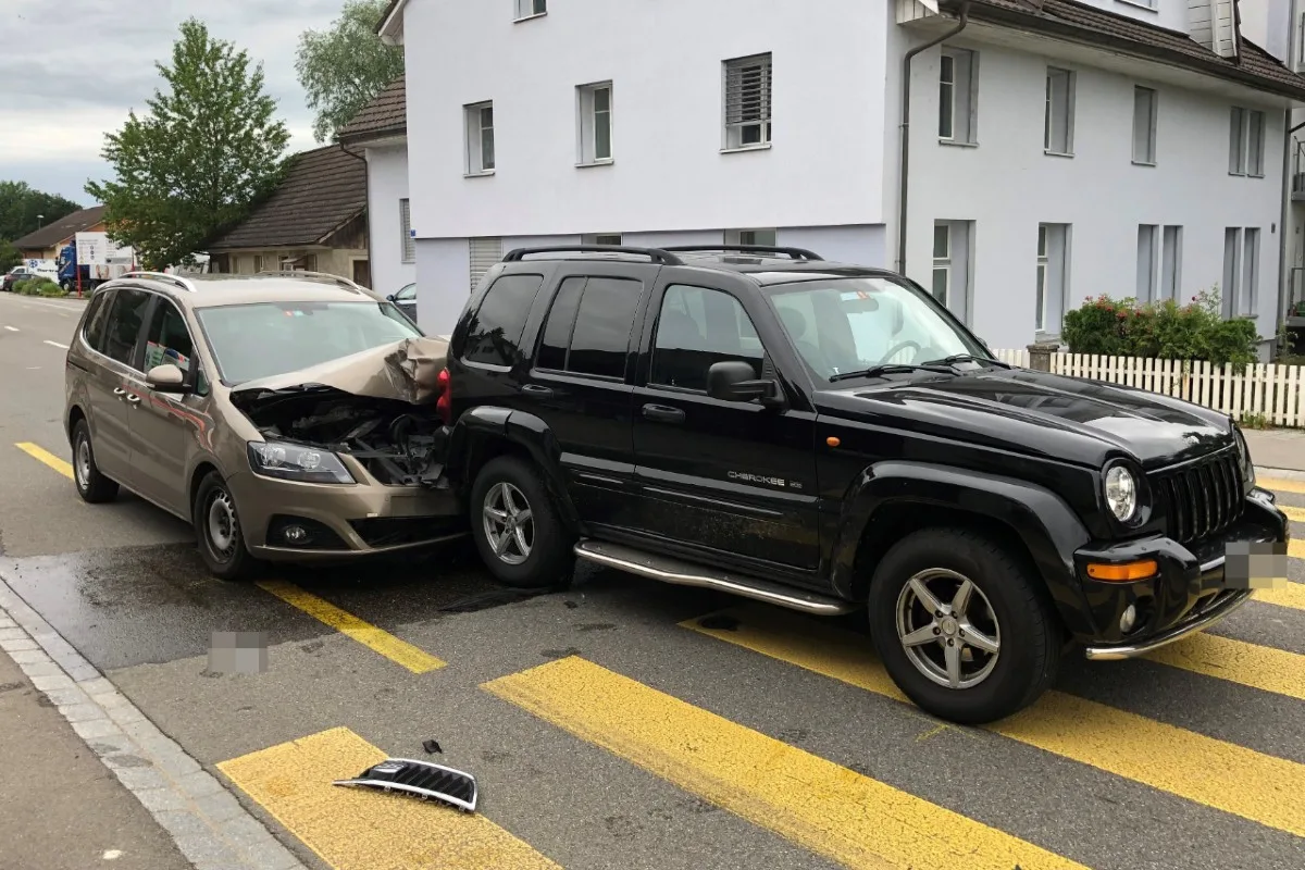 Istighofen TG - Zu spät stehendes Auto gesehen - 12-jähriges Kind muss verletzt Spital gebracht werden