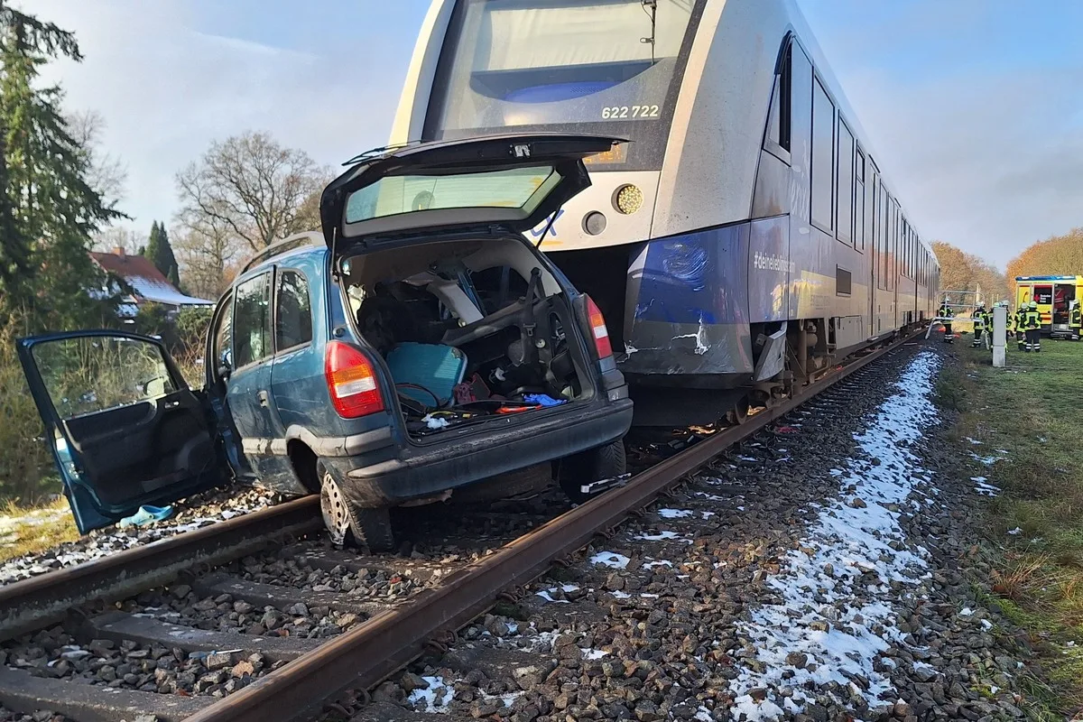 Pisselberg NI - Auto vom Zug erfasst - Eine Person tot - Bahnstrecke gesperrt
