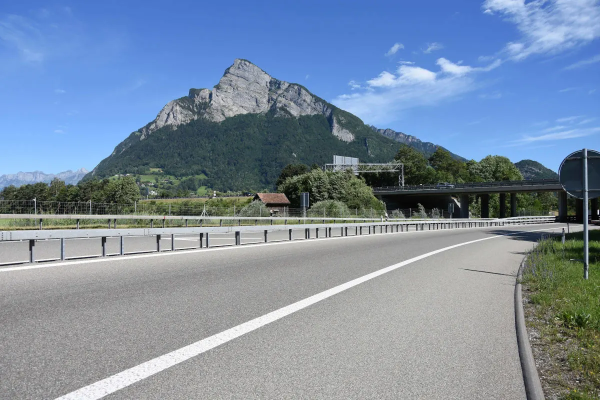 Mels SG – Auto kollidiert mit Leitplanke