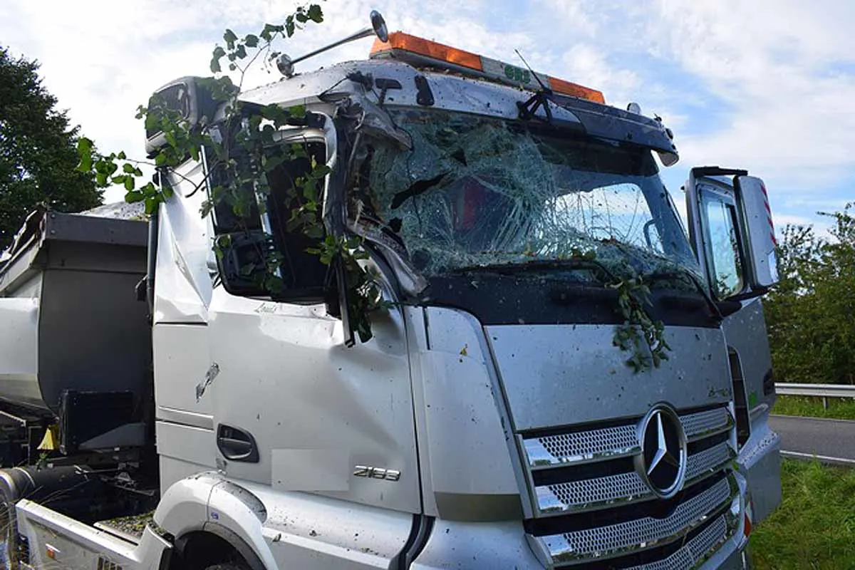 Medizinischer Notfall in Konken - Lkw kommt von der Fahrbahn ab